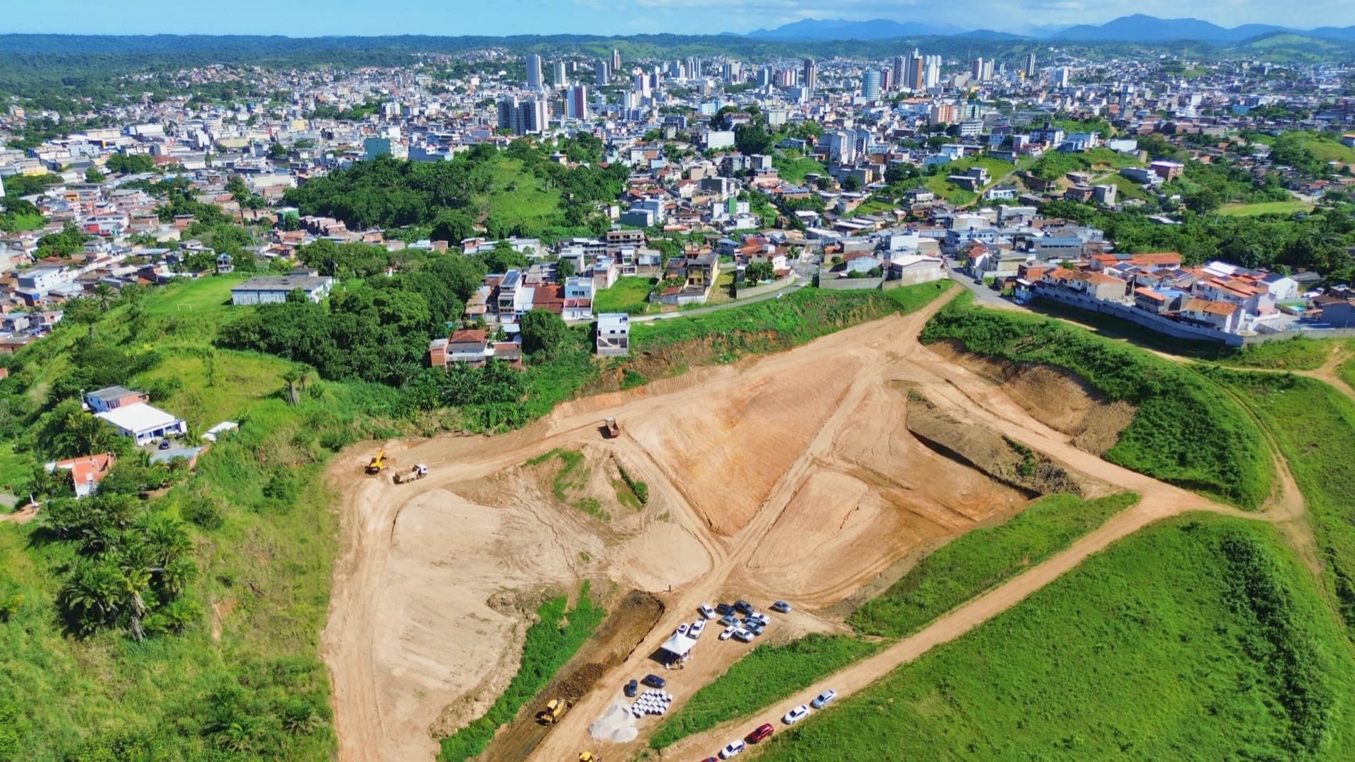 Foto aérea do Nascer do Sol com a cidade de Itabuna ao fundo, mostrando a proximidade do empreendimento com a área urbana.